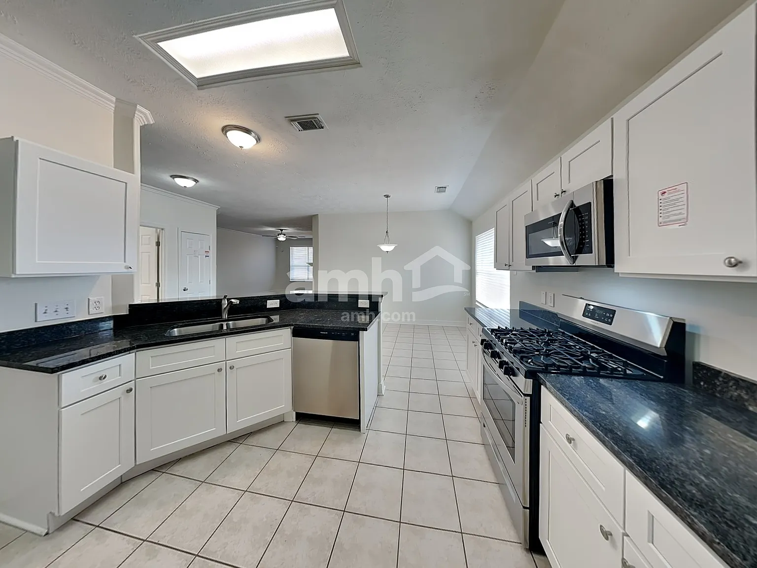 3 bed, 2.0 bath, 1809 sqft, $2,055 — Photo 3
