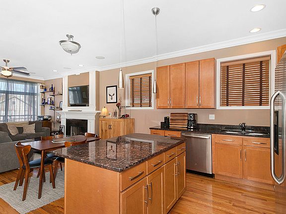 2nd image of 1419 W Walton St #2E