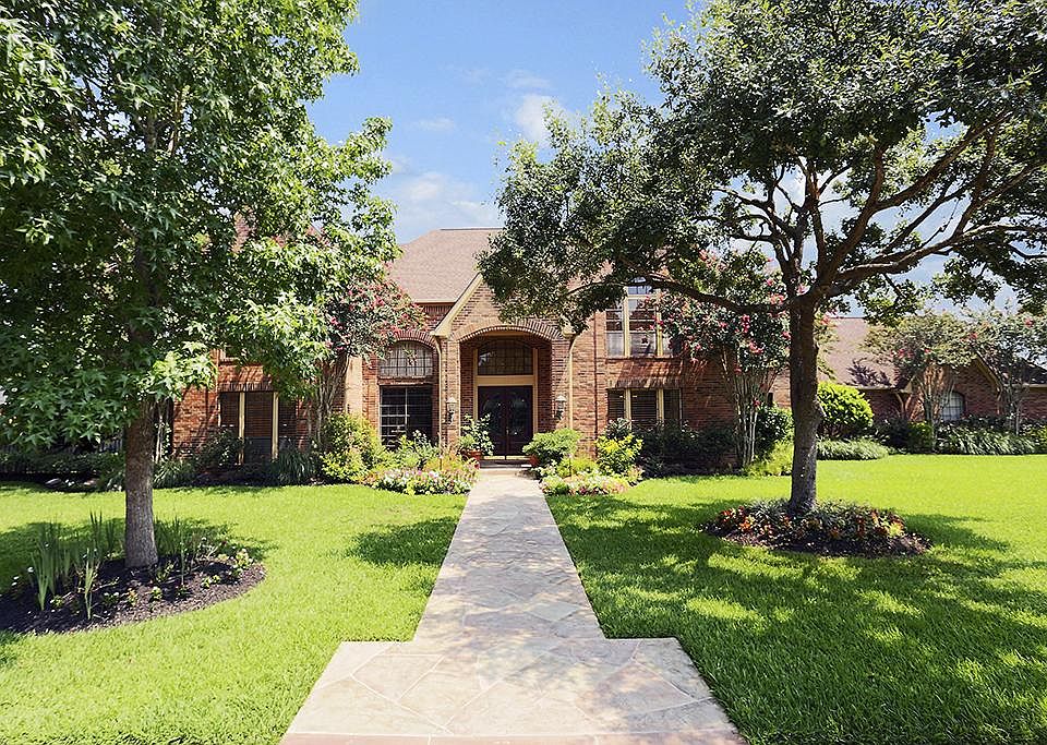 FABULOIS CUSTOM HOME ON 2 LOTS (18,459 SF)