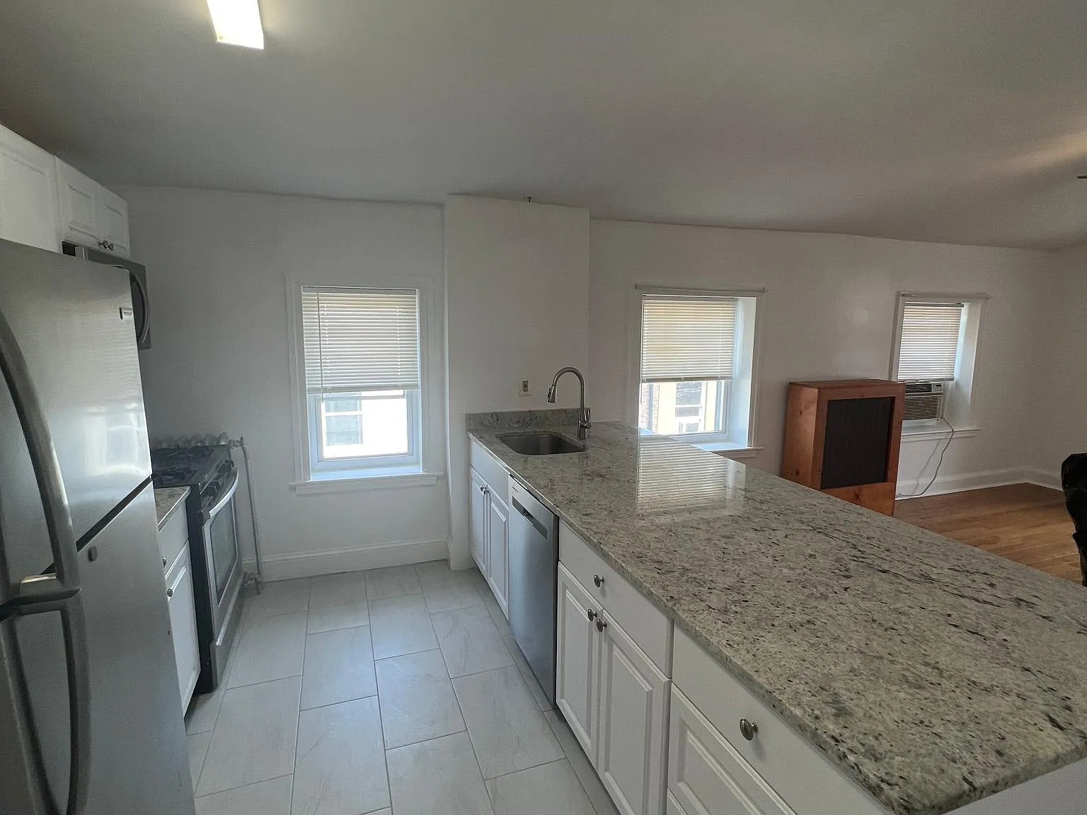 3 bed, 1250 sqft, $1,750 — Photo 4