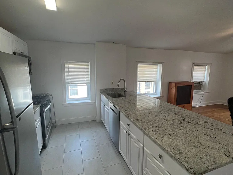859 Hollins St #2R — Photo 4
