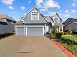 932 SW 33rd St, Lees Summit, MO 64082