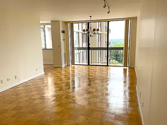 2nd image of 27010 Grand Central Pkwy APT 6S