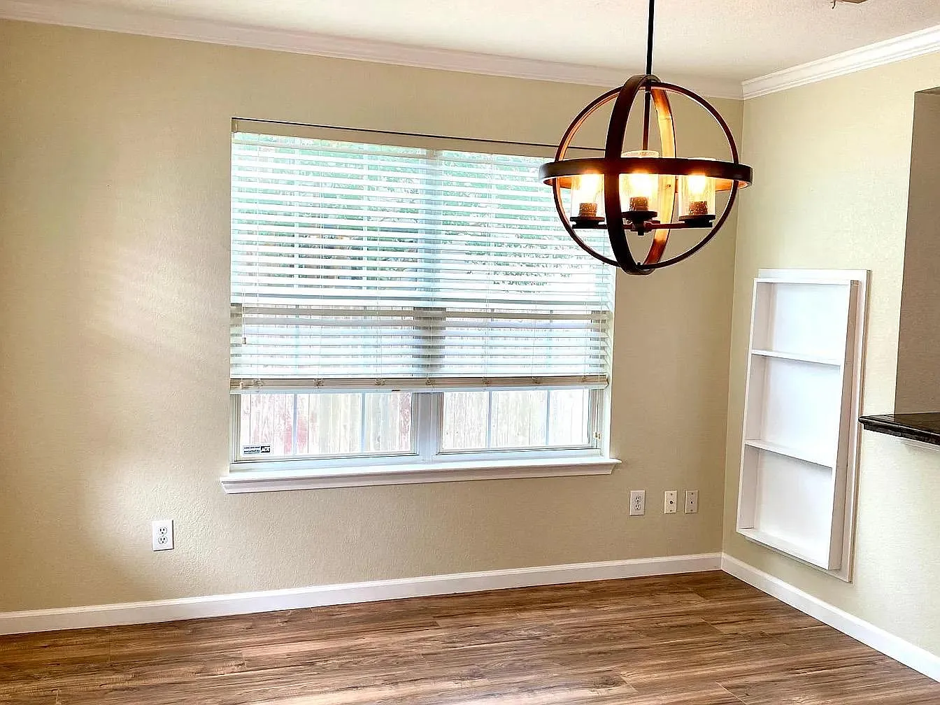 4 bed, 2.5 bath, 2005 sqft, $2,100 — Photo 2