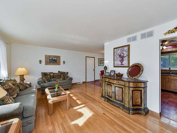 5th image of 22W340 Birchwood Dr