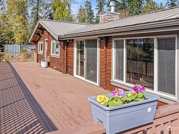 Its spacious design makes it perfect for outdoor meals and gatherings, providing a seamless blend of comfort and natural beauty.    Its spacious design makes it perfect for outdoor meals and gatherings, providing a seamless blend of comfort and natural beauty.>