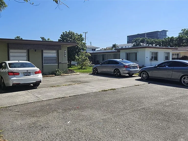 808 NE 10th St #3 — Photo 13