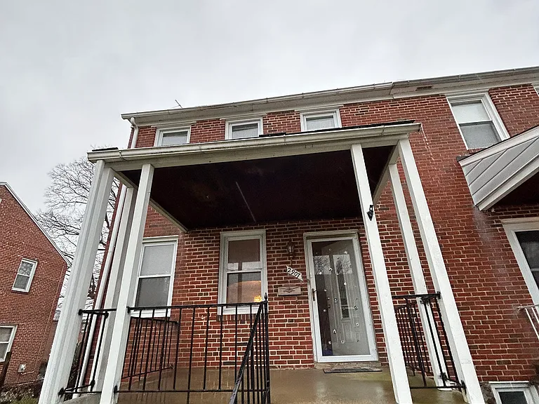 2907 Glendale Ave — Photo 1