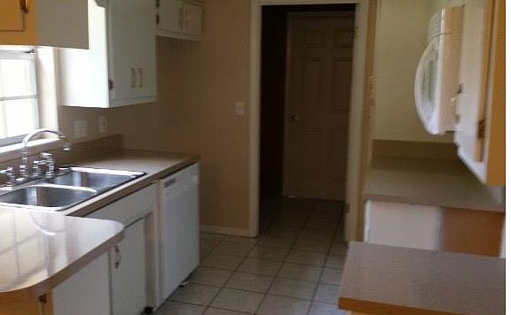 4th image of 448 Riverview Ave
