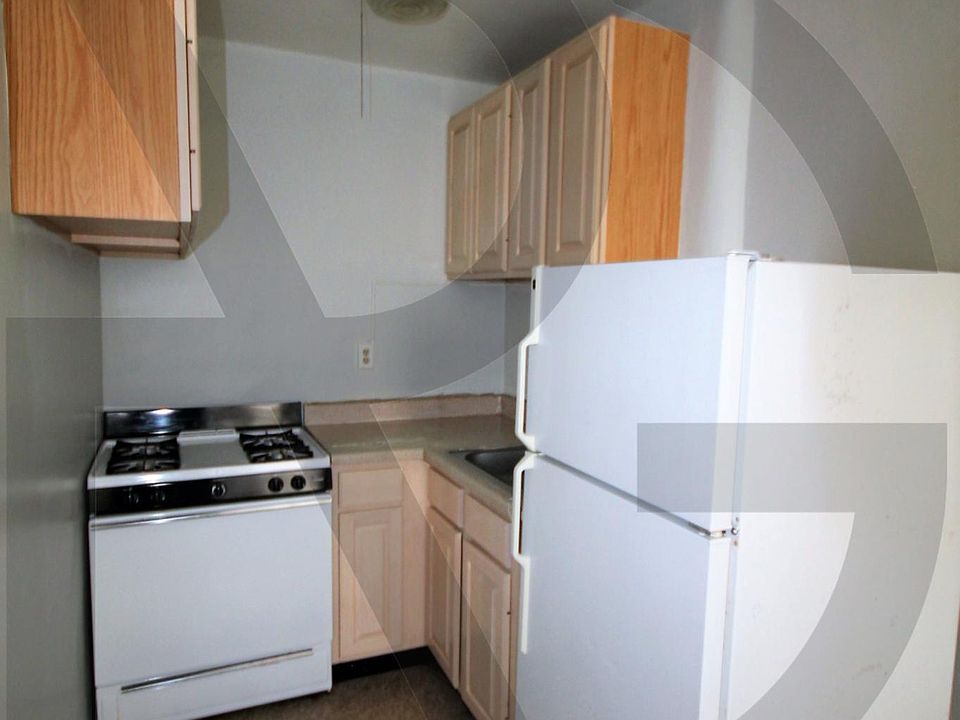 1st image of 425 W Roscoe St #425R210