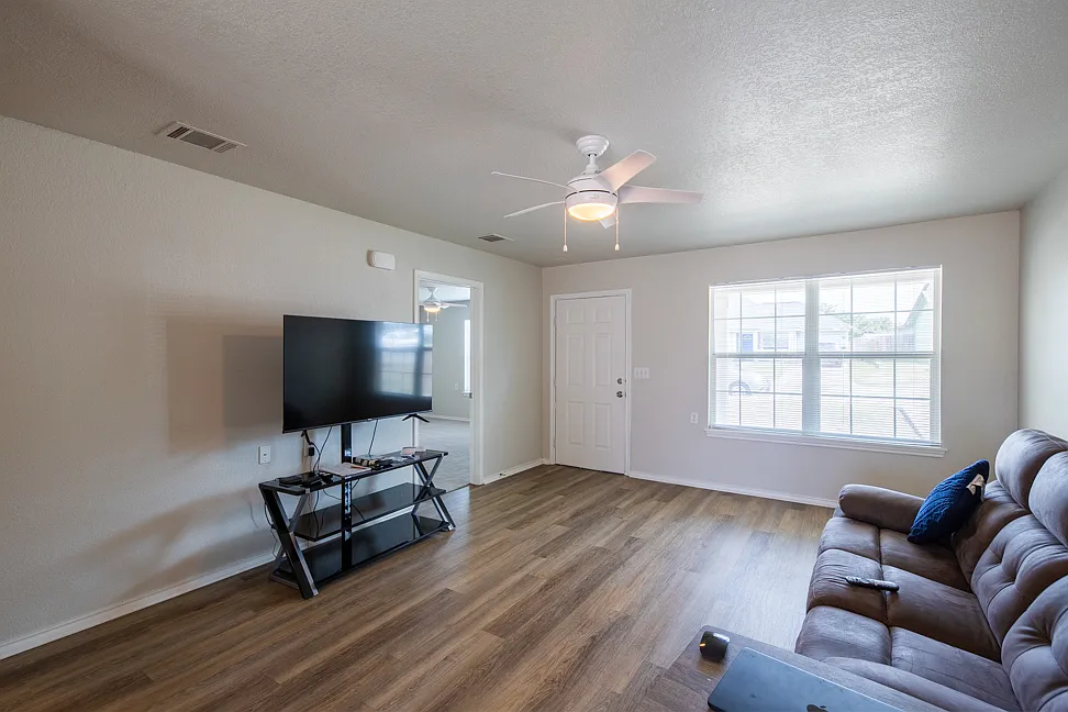 3 bed, 1143 sqft, $1,550 — Photo 3