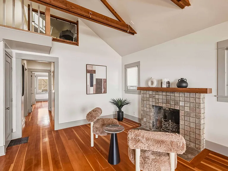 1808 The Strand — Photo 10