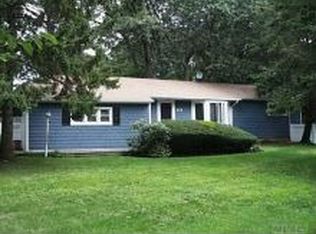 121 Smith St, Lake Grove, NY 11755
