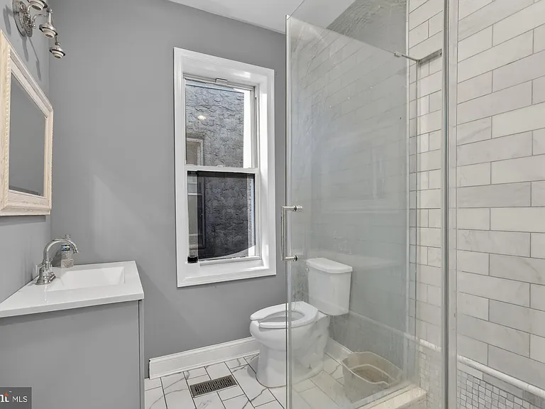 2319 E Somerset St — Photo 22