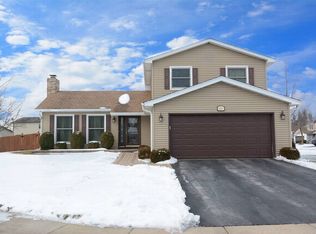 630 Belair Ct, Carol Stream, IL 60188