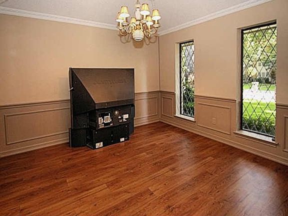 4th image of 910 Oak Creek Estates Dr