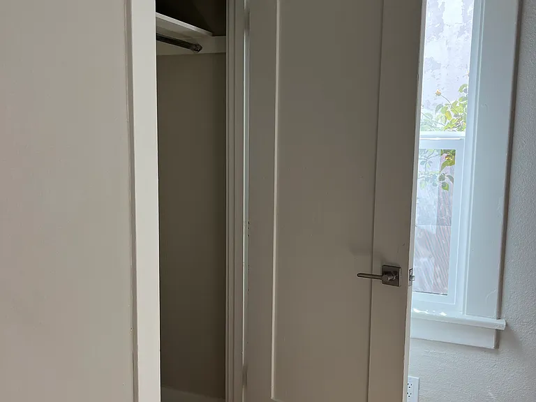 228 W Pearl St — Photo 14