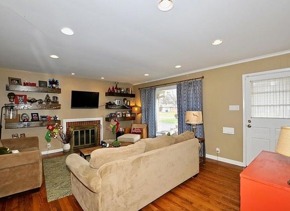 5th image of 5814 N Dearborn St