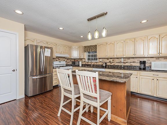 5th image of 825 Rolling Meadows Dr