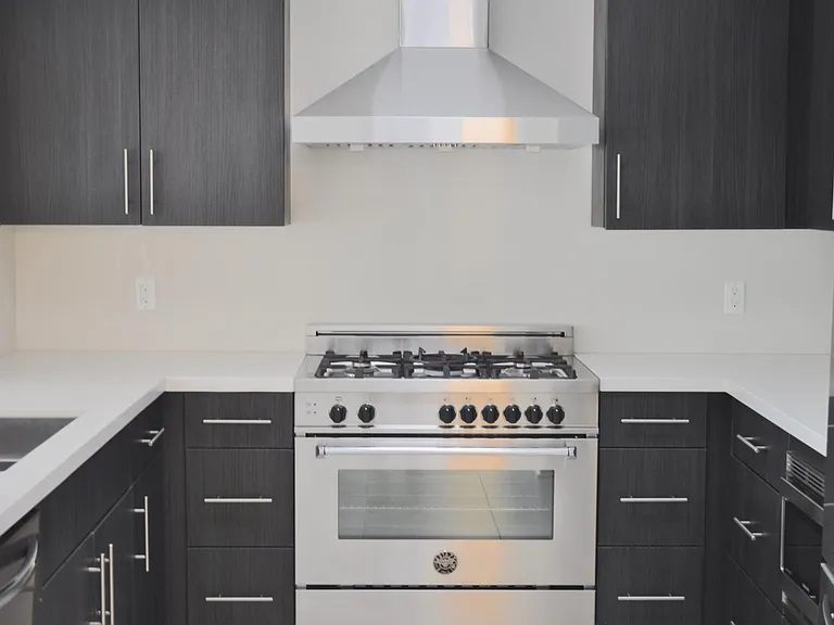 417 S. Barrington Avenue — Photo 9