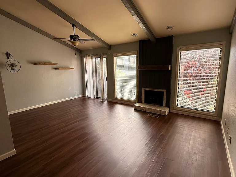 1563 Riverside Dr — Photo 12