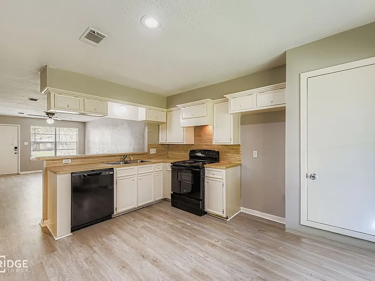 1611 Hazelwood St #A — Photo 3