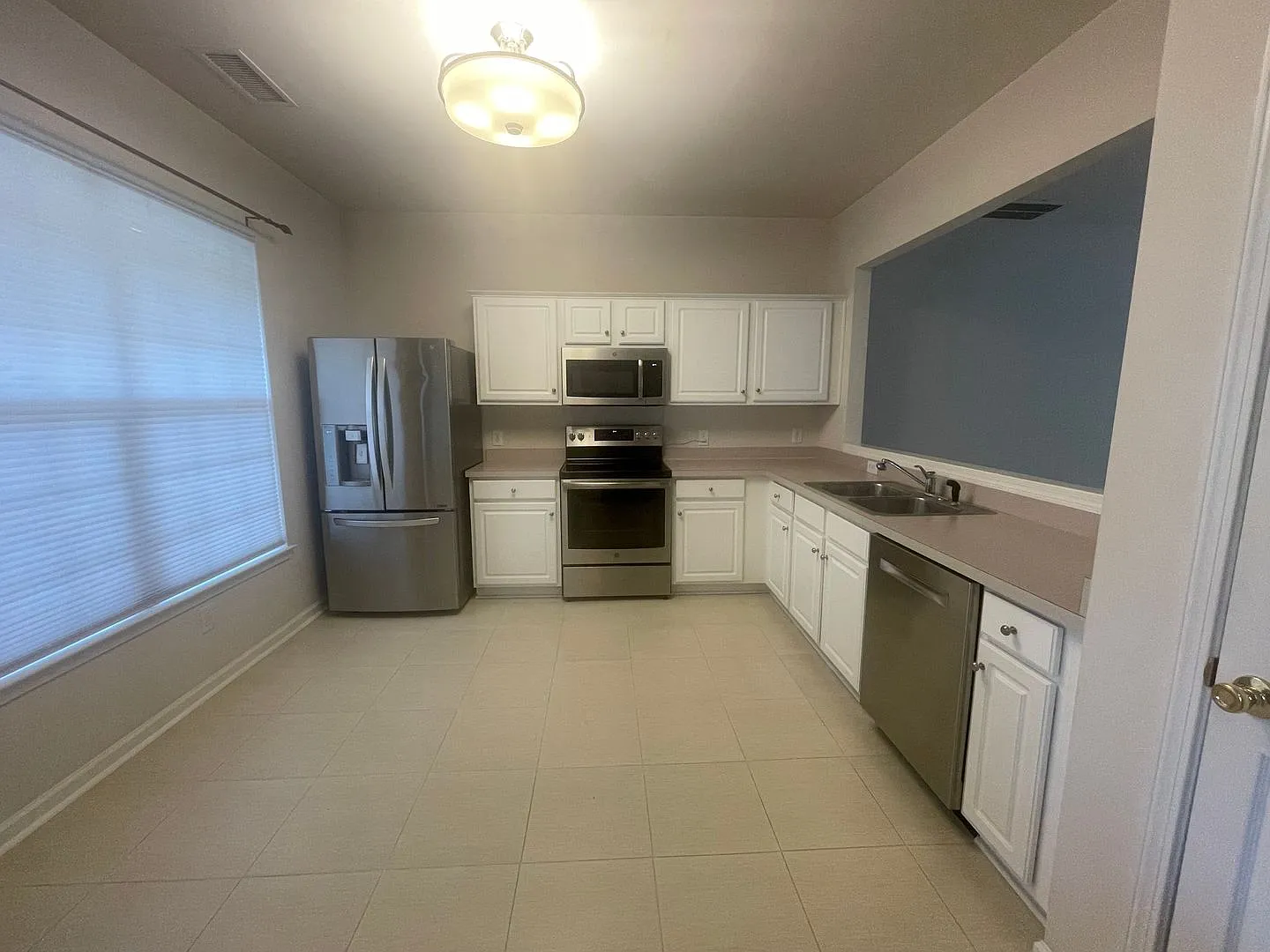 Beautiful 3-Bedroom Townhome in Beverly Crest — Photo 4