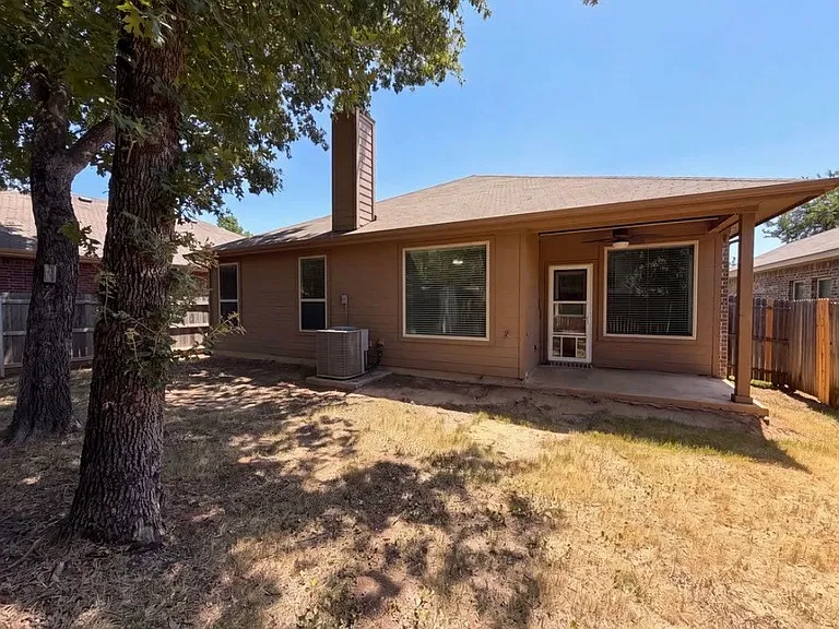 1008 Edgewater Dr — Photo 13