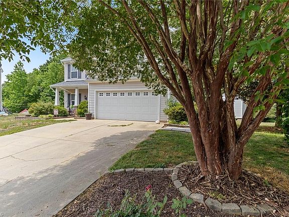 4th image of 825 Blue Lake Dr
