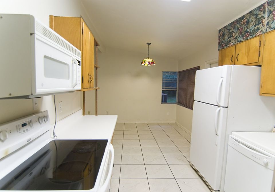 2nd image of 527 NW 36th Ter