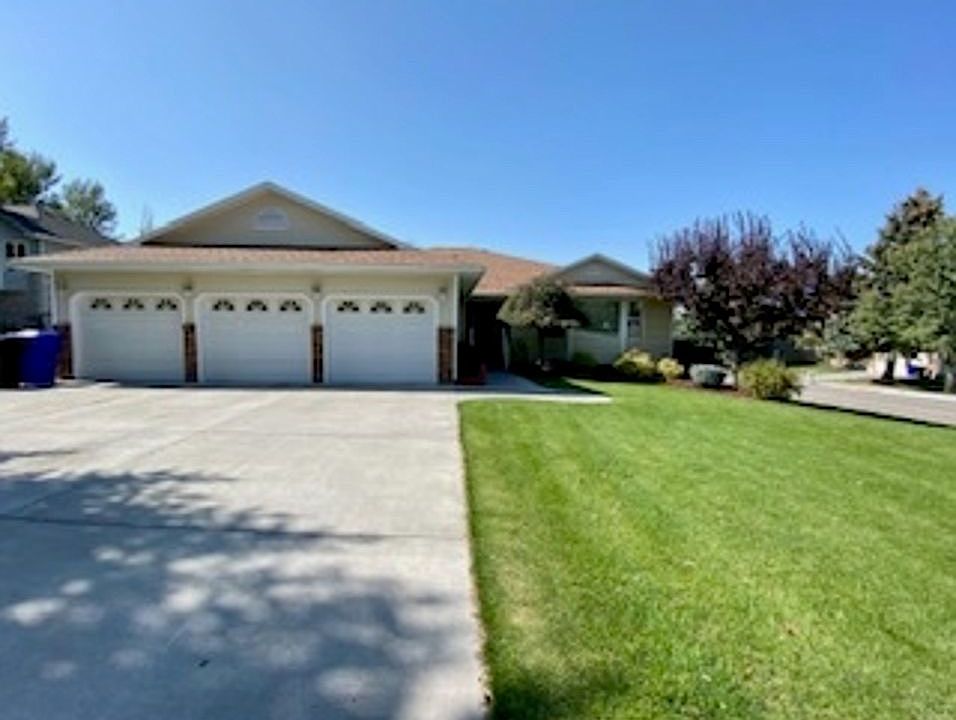 1st image of 985 Green Haven Cir