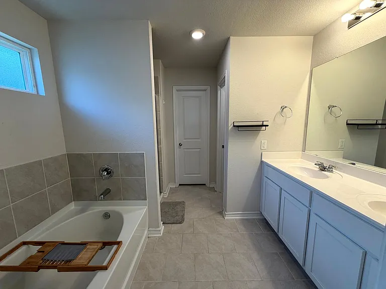 6811 Whisper Grv — Photo 16