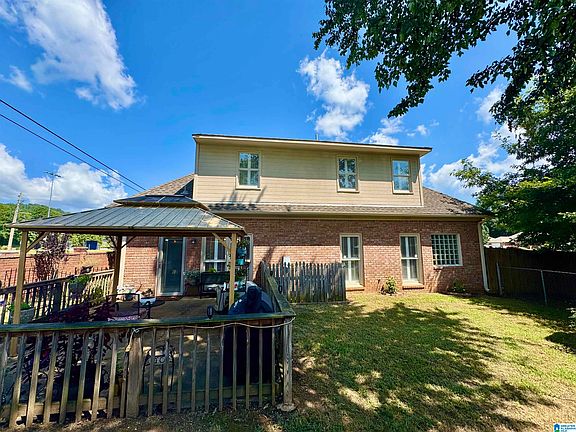 4th image of 100 Oak Meadow Ln