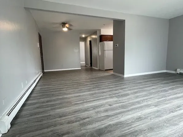 700 W 65th St APT 6, Westmont, IL 60559