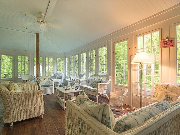 Three-season room w/3 views