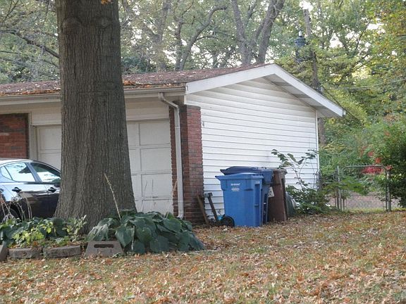 3rd image of 1505 Surrey Dr