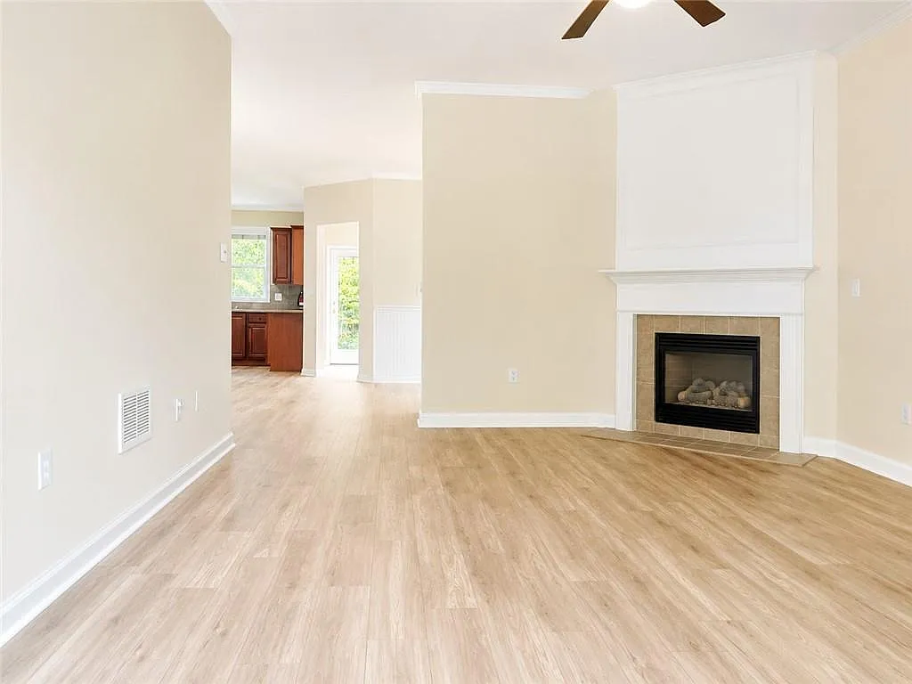 3 bed, 2.5 bath, 2080 sqft, $2,300 — Photo 4