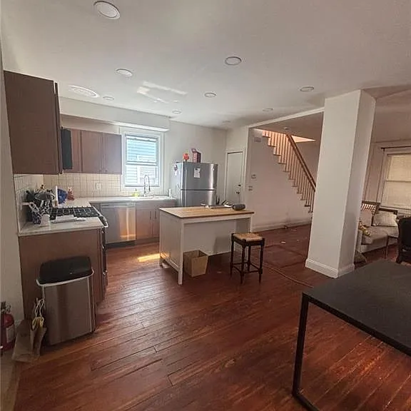 347 David St — Photo 8