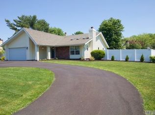 3 Gabon Ln, Coram, NY 11727