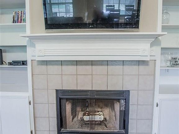 4th image of 904 Pin Oak Dr