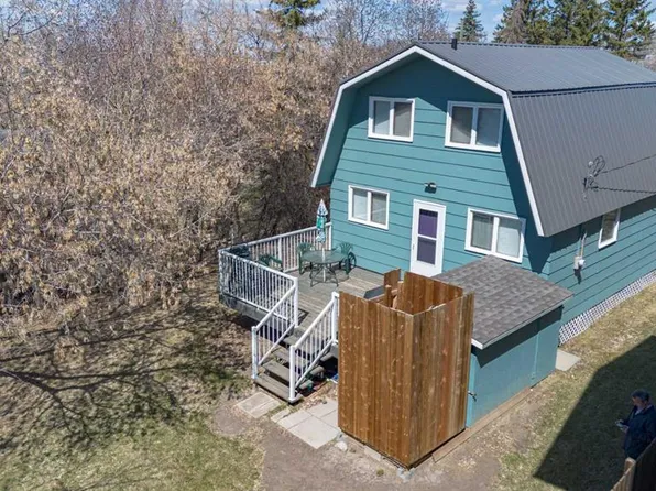 19 E 4th St, White Sands, AB T0C 3B0