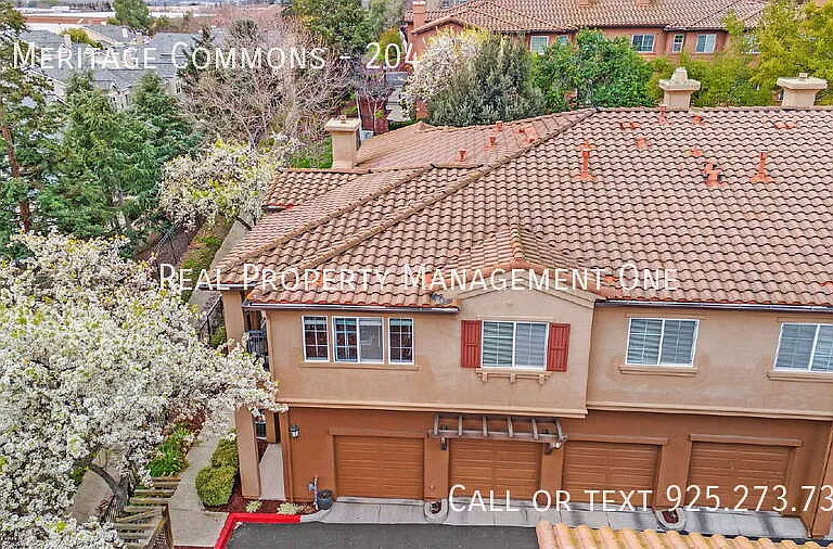 32 Meritage Cmn #204 — Photo 1