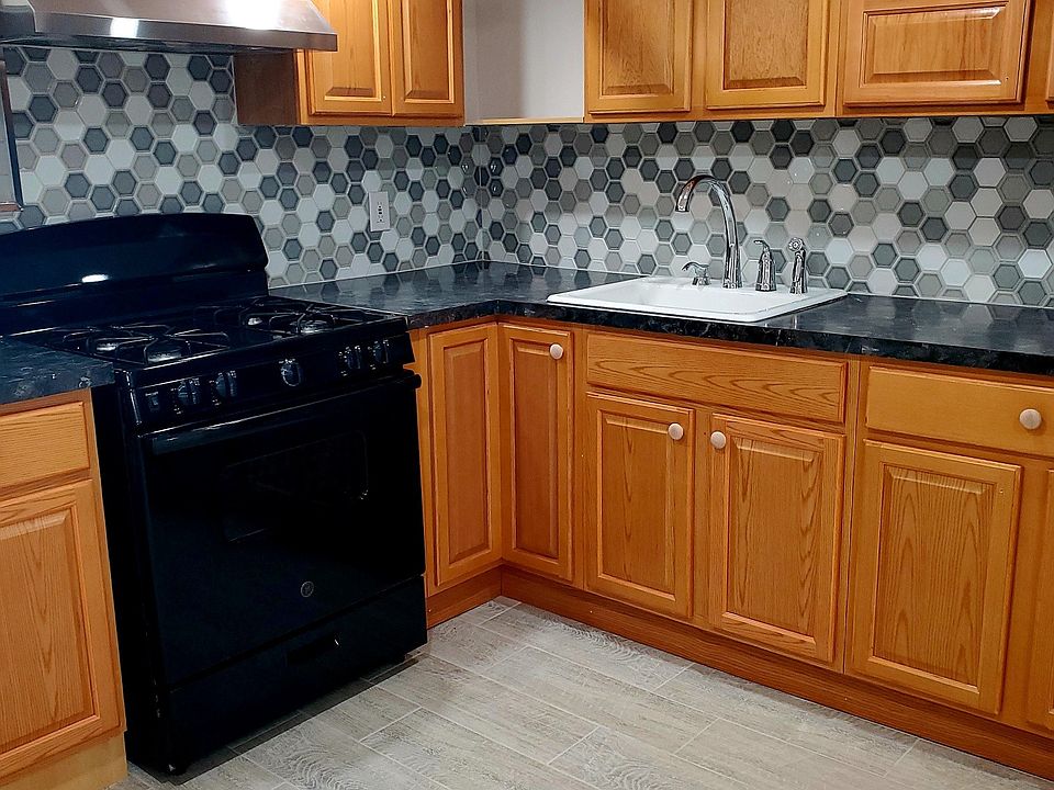 1st image of 3913 Lyme Ave Floor 1