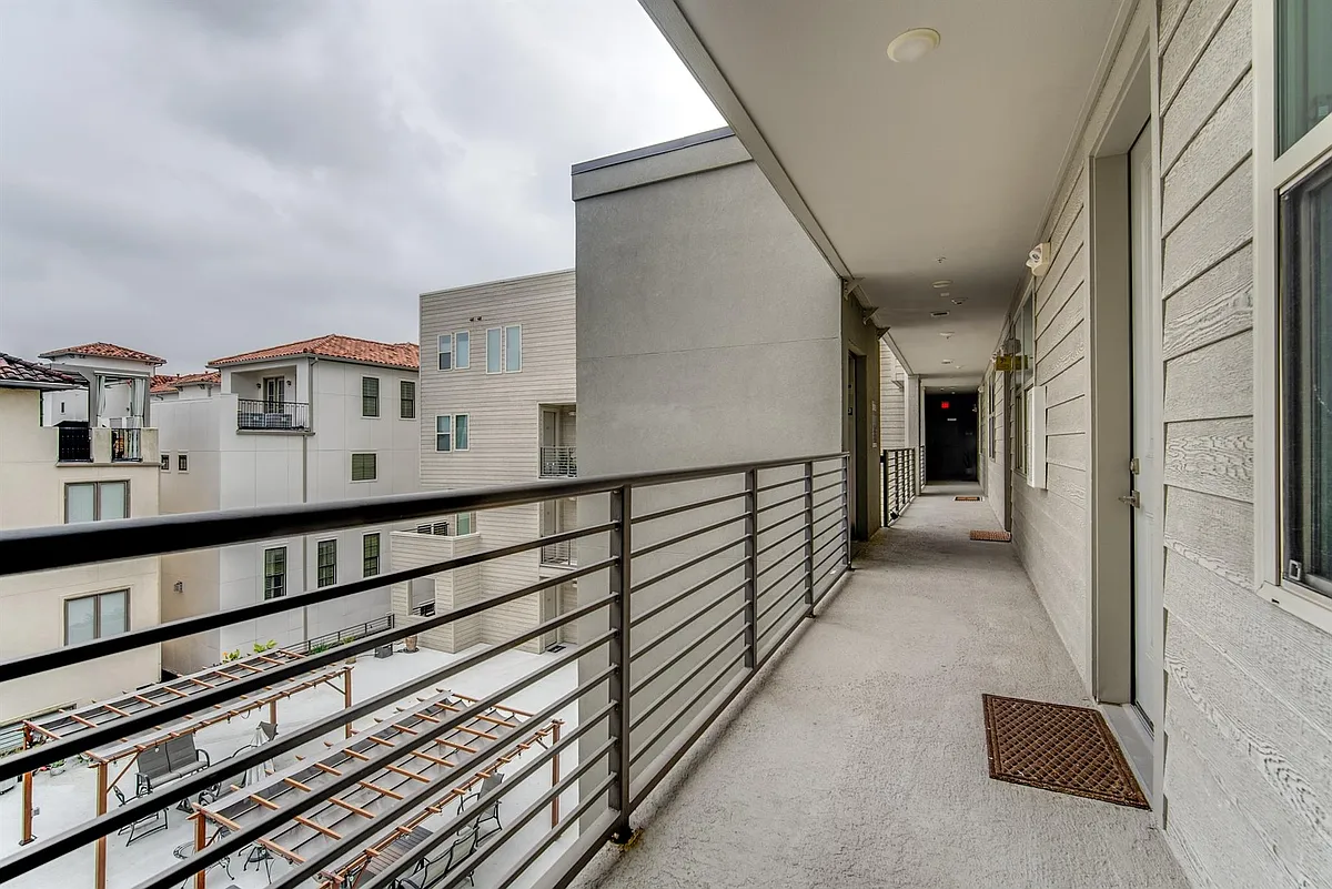 Building Photo - 4819 Caroline St #308