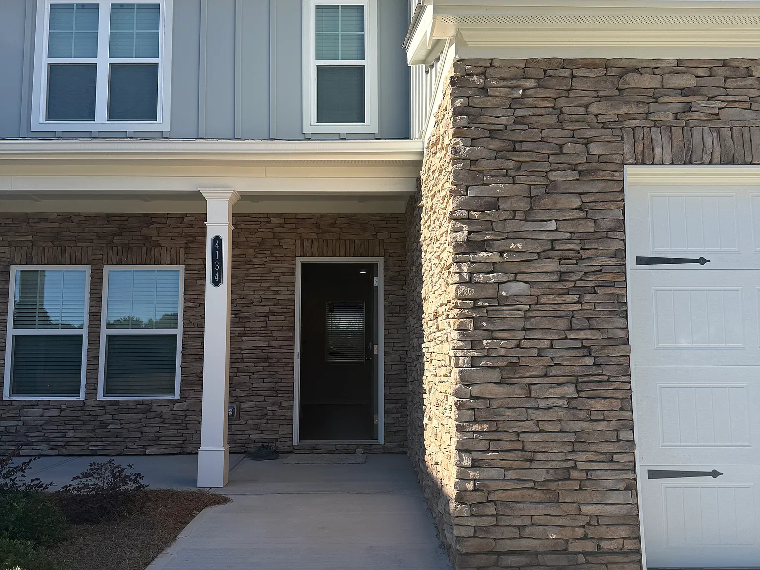 4 bed, 2.5 bath, 2024 sqft, $2,500 — Photo 3