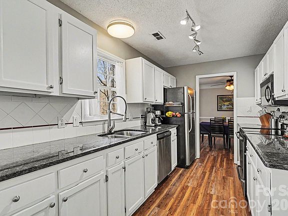 5th image of 2724 Artesian Ct