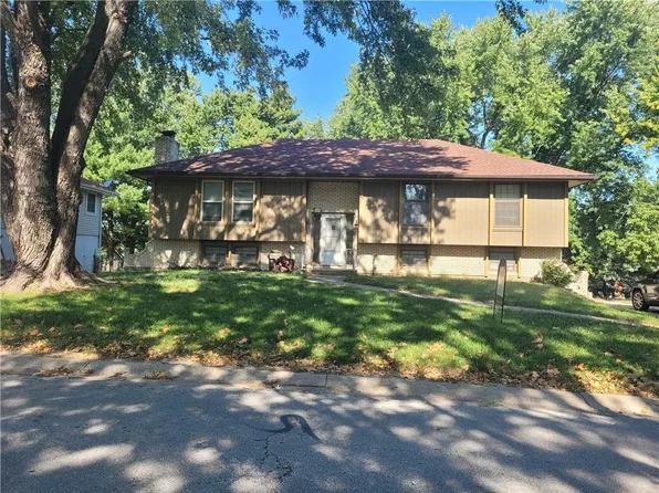 5526 NW Raintree Dr, Kansas City, MO 64152