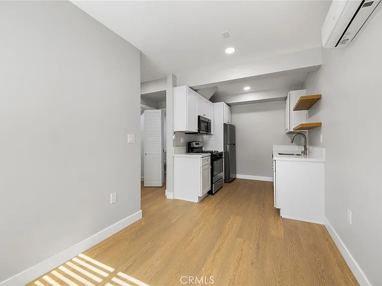 1107 E 3rd #9 — Photo 5