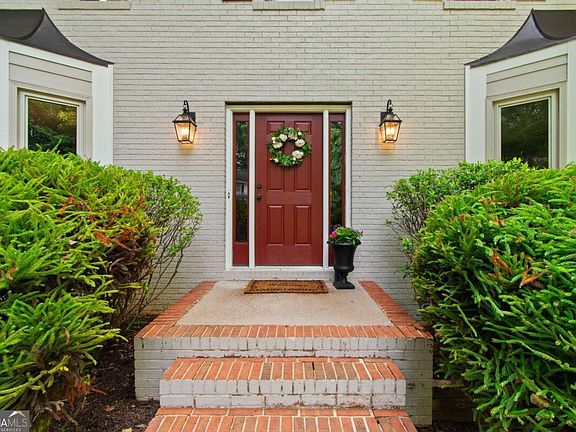 3rd image of 1811 Yorkshire Dr