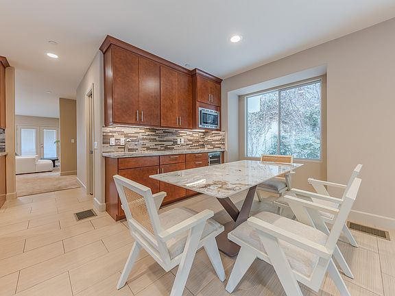 3rd image of 2073 Pasadena Glen Rd